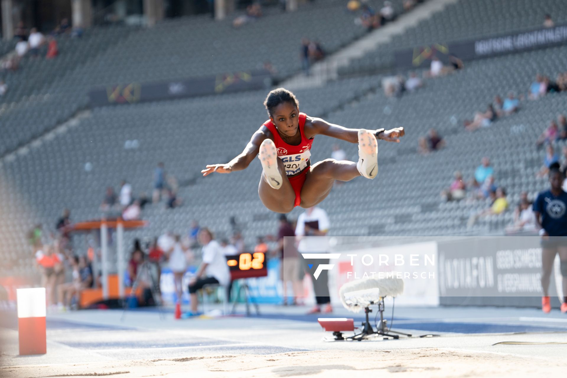 Maryse Luzolo (Koenigsteiner LV) im Weitsprung waehrend der deutschen Leichtathletik-Meisterschaften im Olympiastadion am 26.06.2022 in Berlin